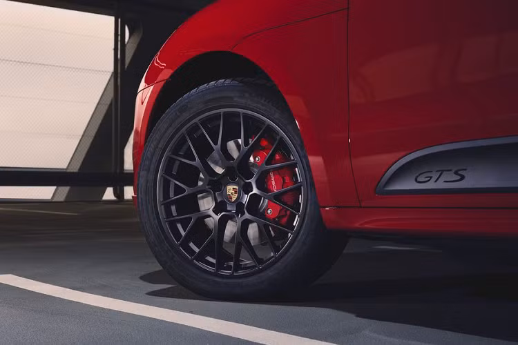 Về âm thanh, hệ thống ống xả thể thao tiêu chuẩn được tinh chỉnh dành riêng cho phiên bản GTS nhằm cung cấp cảm giác lái phấn khích hơn trên Macan GTS mới. Động cơ V6 dung tích 2,9 lít chính là nơi mang đến trải nghiệm âm thanh thể thao. Vị trí tăng áp đặt tại trung tâm cùng với hai bộ tăng áp được bố trí ở giữa hai hàng xy-lanh giúp Macan GTS có khả năng phản hồi trực tiếp một cách tối ưu.