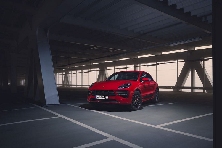 Đặc biệt, nhờ tính lái năng động vượt trội, thành viên mới của gia đình compact SUV còn sở hữu cụm GTS, viết tắt của “Gran Turismo Sport”. Hệ thống treo chủ động (PASM) đã được tinh chỉnh đặc biệt. Khung gầm cũng được hạ xuống 15 mm so với tiêu chuẩn để tăng tính ổn định và linh hoạt khi vận hành. Hệ thống treo khí nén chủ động là trang bị tùy chọn cho phép khung gầm hạ thấp thêm 10mm nữa.