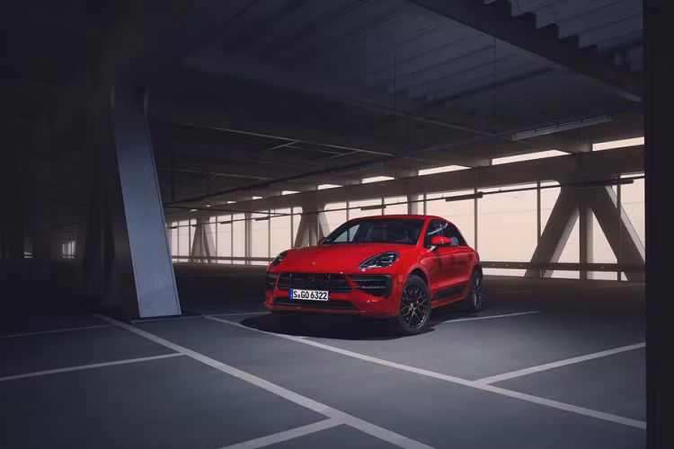 Đặc biệt, nhờ tính lái năng động vượt trội, thành viên mới của gia đình compact SUV còn sở hữu cụm GTS, viết tắt của “Gran Turismo Sport”. Hệ thống treo chủ động (PASM) đã được tinh chỉnh đặc biệt. Khung gầm cũng được hạ xuống 15 mm so với tiêu chuẩn để tăng tính ổn định và linh hoạt khi vận hành. Hệ thống treo khí nén chủ động là trang bị tùy chọn cho phép khung gầm hạ thấp thêm 10mm nữa.