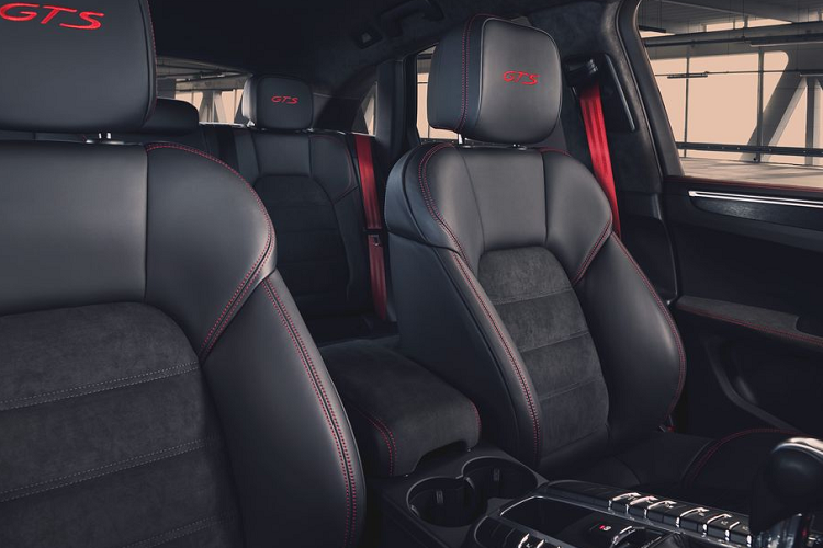 Hệ thống kiểm soát hành trình chủ động bao gồm tính năng Hỗ Trợ Khi Tắc Đường, tính năng Hỗ Trợ Đỗ Xe bao gồm camera quan sát phía sau và tính năng Góc nhìn Toàn cảnh, sưởi kính chắn gió và tính năng lọc không khí bằng ion là những tùy chọn tăng cường sự an toàn và thoải mái. Giá xe Porsche Macan GTS phiên bản tiêu chuẩn là 4,28 tỷ đồng.