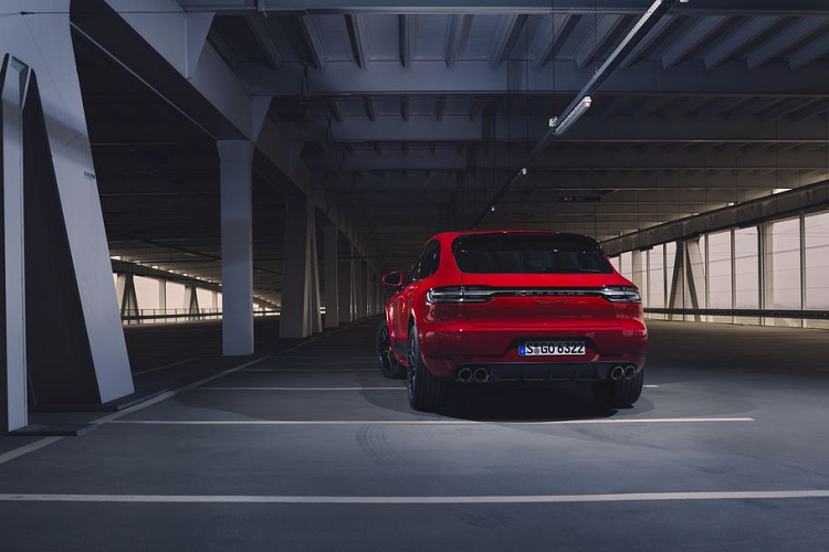 Kết hợp với bánh xe 20 inch tiêu chuẩn thiết kế RS Spyder và hệ thống phanh bằng gang có kích thước lớn (360 x 36 mm ở phía trước, 330 x 22 mm ở phía sau), Macan GTS 2020 mới gây ấn tượng bằng sự linh hoạt và phản hồi tức thời của một mẫu xe thể thao thực thụ. Việc giảm tốc độ có thể hiệu quả hơn nữa bằng tùy chọn hệ thống phanh cao cấp như Phanh phủ bề mặt (PSCB) với lớp phủ hợp chất Vonfram các-bua hoặc tùy chọn hệ thống Phanh Gốm Tổng Hợp của Porsche (PCCB).