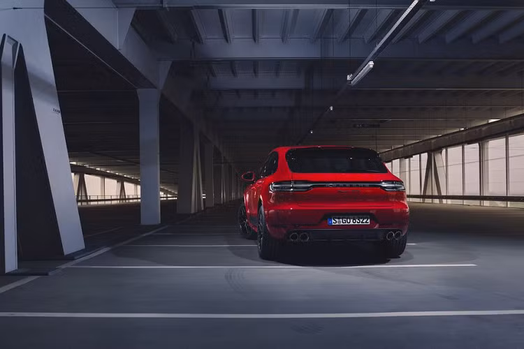 Kết hợp với bánh xe 20 inch tiêu chuẩn thiết kế RS Spyder và hệ thống phanh bằng gang có kích thước lớn (360 x 36 mm ở phía trước, 330 x 22 mm ở phía sau), Macan GTS 2020 mới gây ấn tượng bằng sự linh hoạt và phản hồi tức thời của một mẫu xe thể thao thực thụ. Việc giảm tốc độ có thể hiệu quả hơn nữa bằng tùy chọn hệ thống phanh cao cấp như Phanh phủ bề mặt (PSCB) với lớp phủ hợp chất Vonfram các-bua hoặc tùy chọn hệ thống Phanh Gốm Tổng Hợp của Porsche (PCCB).