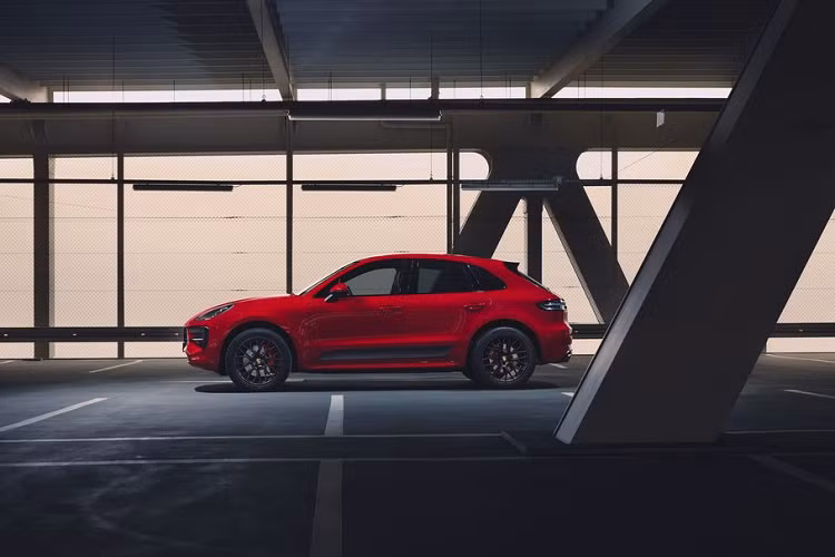 Động cơ V6 tăng áp kép, dung tích 2,9 lít trên Porsche Macan GTS mới sản sinh công suất 280 KW (380 mã lực) – tăng thêm 15 KW (20 mã lực) so với phiên bản tiền nhiệm. Kết hợp với hộp số ly hợp kép PDK mới được tinh chỉnh tương xứng cùng gói tùy chọn Sport Chrono, Macan GTS có thể tăng tốc từ 0 lên 100 km/giờ trong 4,7 giây, nhanh hơn ba phần mười giây so với trước đây. Macan GTS đạt tốc độ tối đa lên đến 261km/giờ.