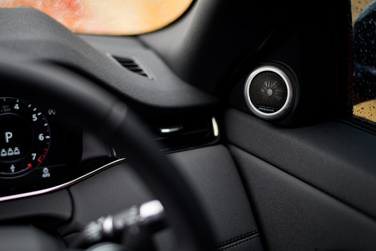 Phiên bản R-Dynamic được bổ sung nội thất bọc da 2 tone màu, các chi tiết bằng nhôm tối màu, trần xe màu đen, ốp cửa mạ chrome, đèn nền và hệ thống camera 360 độ. Ngoài ra, phiên bản này còn sở hữu công nghệ ClearSight và ClearSight Ground View, giúp mô phỏng không gian xung quanh bên dưới xe.