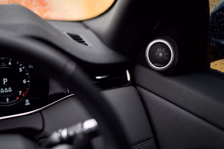 Phiên bản R-Dynamic được bổ sung nội thất bọc da 2 tone màu, các chi tiết bằng nhôm tối màu, trần xe màu đen, ốp cửa mạ chrome, đèn nền và hệ thống camera 360 độ. Ngoài ra, phiên bản này còn sở hữu công nghệ ClearSight và ClearSight Ground View, giúp mô phỏng không gian xung quanh bên dưới xe.