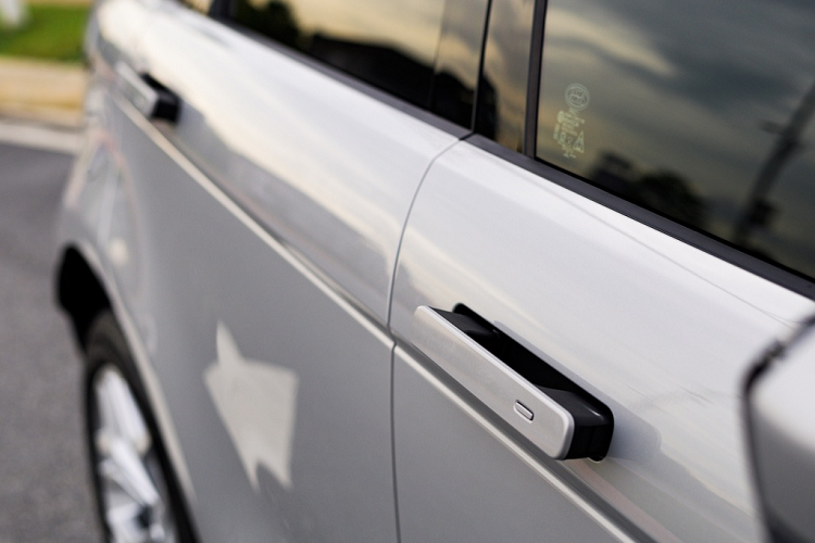 Dưới nắp capô là động cơ tăng áp Ingenium 4 xy-lanh, dung tích 2.0L sản sinh 2 mức công suất: bản P200 mạnh 200 mã lực tại 5.500 vòng/phút, mô-men xoắn 320 Nm tại 1.300-4.500 vòng/phút và bản P250 mạnh 246 mã lực, mô-men xoắn 365 Nm. Xe trang bị tiêu chuẩn hộp số tự động ZF 9 cấp và hệ dẫn động 4 bánh toàn thời gian AWD.