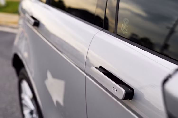 Dưới nắp capô là động cơ tăng áp Ingenium 4 xy-lanh, dung tích 2.0L sản sinh 2 mức công suất: bản P200 mạnh 200 mã lực tại 5.500 vòng/phút, mô-men xoắn 320 Nm tại 1.300-4.500 vòng/phút và bản P250 mạnh 246 mã lực, mô-men xoắn 365 Nm. Xe trang bị tiêu chuẩn hộp số tự động ZF 9 cấp và hệ dẫn động 4 bánh toàn thời gian AWD.