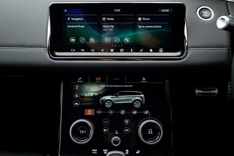 Evoque thế hệ mới cũng là mẫu xe đầu tiên của Land Rover ứng dụng công nghệ Smart Settings - sử dụng trí thông minh nhân tạo để ghi nhớ thói quen sử dụng xe của người lái và hành khách. Từ đó, xe có thể tự điều chỉnh các chức năng tiện nghi để phục vụ người dùng tốt hơn.