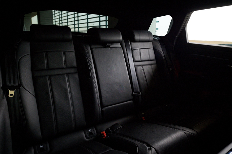 Tại Malaysia, giá xe Range Rover Evoque 2020 lần lượt là 99.500 USD và 111.000 USD tương đương với 2 phiên bản: P200 và P250 R-Dynamic. Trong khi đó, mẫu SUV này có giá bán 3,1 đến 4 tỷ đồng tại Việt Nam.