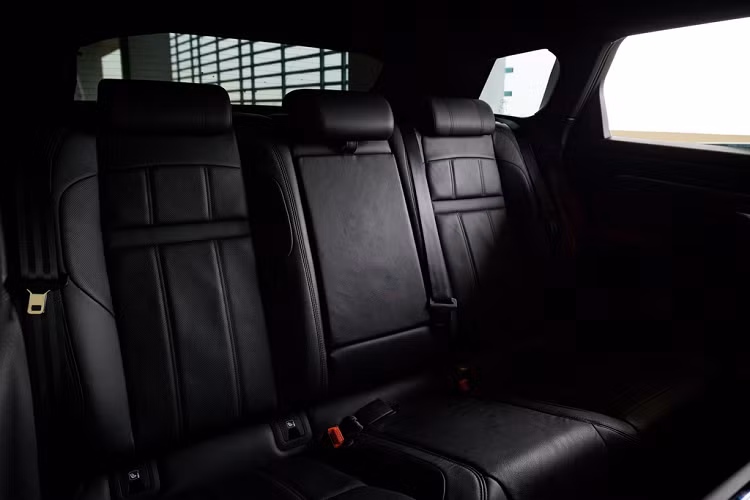 Tại Malaysia, giá xe Range Rover Evoque 2020 lần lượt là 99.500 USD và 111.000 USD tương đương với 2 phiên bản: P200 và P250 R-Dynamic. Trong khi đó, mẫu SUV này có giá bán 3,1 đến 4 tỷ đồng tại Việt Nam.