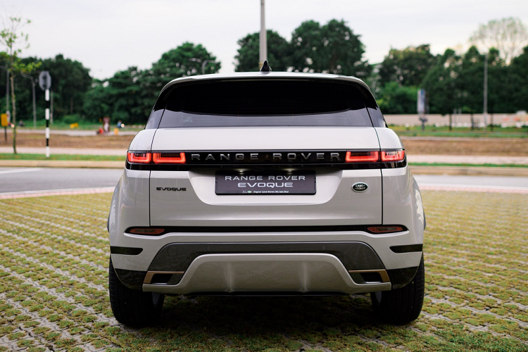 Evoque 2020 có các số đo dài x rộng x cao lần lượt là 4.371 x 1.996 x 1.649 (mm), chiều dài cơ sở là 2.681 mm, khoảng sáng gầm 212 mm và khả năng lội nước lên đến 600 mm. So với thế hệ trước, Evoque mới chỉ nhỉnh hơn đôi chút ở chiều rộng và cao, trong khi chiều dài cơ sở được tăng đến 21 mm. Nhờ vậy, khoảng để chân trong nội thất được cải thiện và thể tích khoang hành lý tăng thêm 10% lên mức 591 lít.