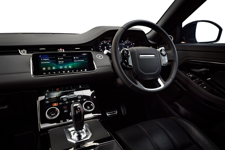 Ở bên trong, Evoque 2020 cũng vay mượn khá nhiều từ Velar. Bảng điều khiển trung tâm được tối giản nút bấm nhưng nổi bật với giao diện Touch Pro Duo. Giao diện này gồm 2 màn hình cảm ứng 10 inch để tuỳ chỉnh toàn bộ các chức năng của xe, từ giải trí, điều hoà cho đến các hệ thống an toàn hay hỗ trợ off-road. Tuy nhiên, việc sử dụng màn hình cảm ứng thay cho các nút bấm có một số bất tiện khi người lái không cảm nhận được phản hồi của xe.
