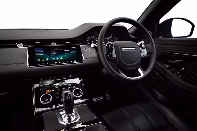 Ở bên trong, Evoque 2020 cũng vay mượn khá nhiều từ Velar. Bảng điều khiển trung tâm được tối giản nút bấm nhưng nổi bật với giao diện Touch Pro Duo. Giao diện này gồm 2 màn hình cảm ứng 10 inch để tuỳ chỉnh toàn bộ các chức năng của xe, từ giải trí, điều hoà cho đến các hệ thống an toàn hay hỗ trợ off-road. Tuy nhiên, việc sử dụng màn hình cảm ứng thay cho các nút bấm có một số bất tiện khi người lái không cảm nhận được phản hồi của xe.