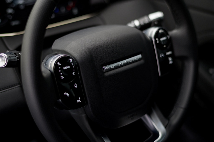 Evoque mới không còn sử dụng cần số dạng núm xoay từng là trang bị độc quyền của Jaguar Land Rover. Thay vào đó là cần số điện thể thao hơn. Vô-lăng cũng mang thiết kế mới với 2 cụm điều khiển cảm ứng hiện đại.