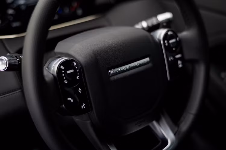 Evoque mới không còn sử dụng cần số dạng núm xoay từng là trang bị độc quyền của Jaguar Land Rover. Thay vào đó là cần số điện thể thao hơn. Vô-lăng cũng mang thiết kế mới với 2 cụm điều khiển cảm ứng hiện đại.