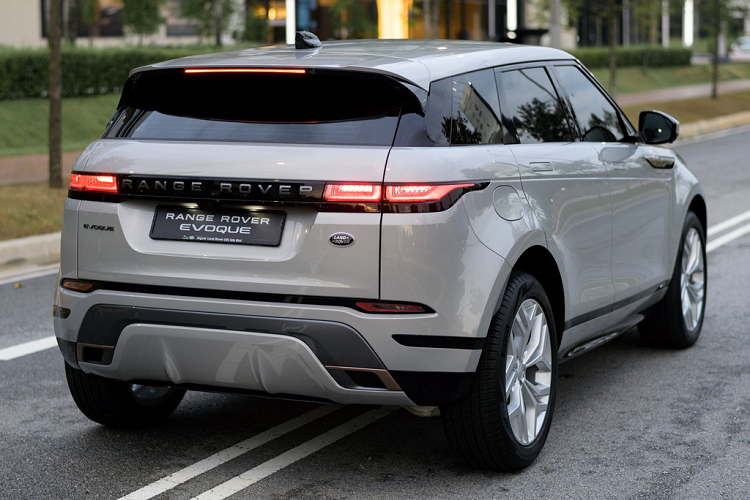 Thế hệ mới của SUV hạng sang Range Rover Evoque ra mắt toàn cầu vào tháng 11/2018 - 7 năm sau khi thế hệ đầu tiên được giới thiệu. Ở thế hệ mới, chiếc SUV hạng sang sở hữu diện mạo hiện đại, các công nghệ mới nhất cùng nội thất rộng rãi và tinh tế hơn. Dù thuộc phân khúc hạng sang, hãng xe Anh vẫn cải thiện khả năng off-road cho Evoque.