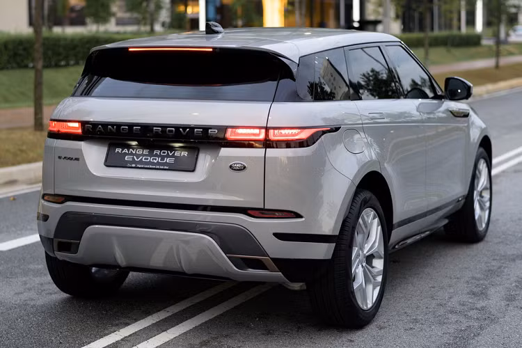 Thế hệ mới của SUV hạng sang Range Rover Evoque ra mắt toàn cầu vào tháng 11/2018 - 7 năm sau khi thế hệ đầu tiên được giới thiệu. Ở thế hệ mới, chiếc SUV hạng sang sở hữu diện mạo hiện đại, các công nghệ mới nhất cùng nội thất rộng rãi và tinh tế hơn. Dù thuộc phân khúc hạng sang, hãng xe Anh vẫn cải thiện khả năng off-road cho Evoque.