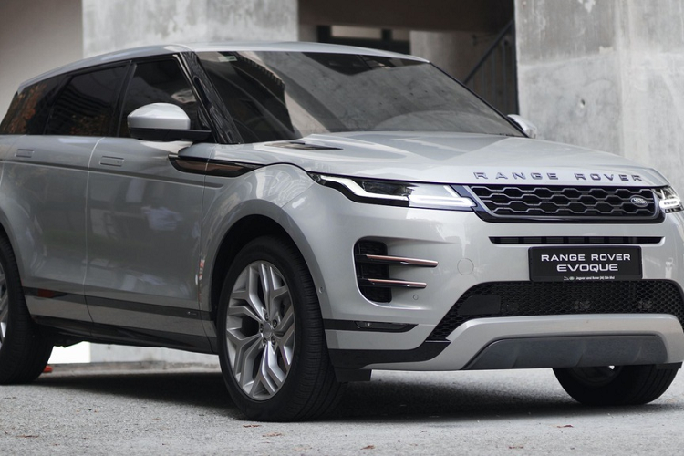 Land Rover vừa chính thức phân phối Range Rover Evoque 2020 mới thế hệ thứ 2 tại thị trường Malaysia. Là một trong những thị trường tiêu thụ ôtô lớn nhất Đông Nam Á, thật khó hiểu khi chiếc Evoque thế hệ mới được phân phối khá trễ tại Malaysia. Trong khi đó, Evoque đời mới đã được bán tại Việt Nam từ tháng 10/2019.