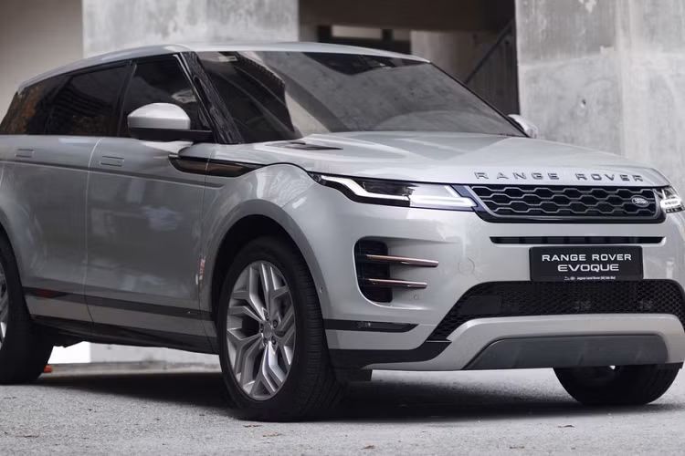 Land Rover vừa chính thức phân phối Range Rover Evoque 2020 mới thế hệ thứ 2 tại thị trường Malaysia. Là một trong những thị trường tiêu thụ ôtô lớn nhất Đông Nam Á, thật khó hiểu khi chiếc Evoque thế hệ mới được phân phối khá trễ tại Malaysia. Trong khi đó, Evoque đời mới đã được bán tại Việt Nam từ tháng 10/2019.
