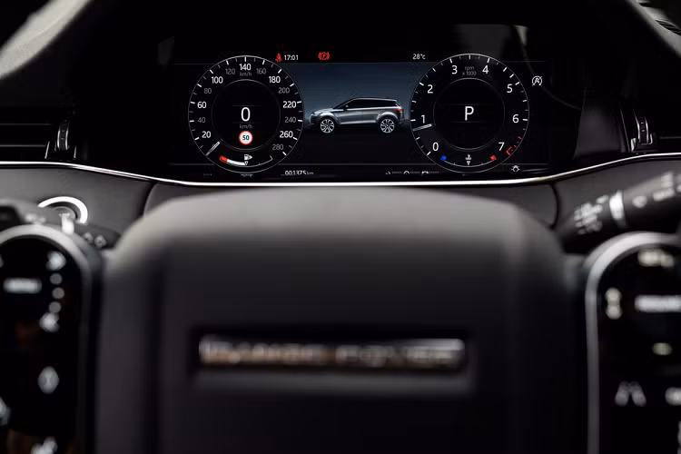 Các tiện nghi cơ bản của Evoque bao gồm keyless entry, khởi động bằng nút bấm, điều hòa 2 vùng, gương chiếu hậu chống chói, bảng đồng hồ kỹ thuật số 12,3 inch, nội thất bọc da, hàng ghế trước chỉnh điện 14 hướng tích hợp ghi nhớ vị trí, kết nối Apple CarPlay/Android Auto, hệ thống âm thanh 11 loa của Meridian, camera lùi và tính năng đá cốp.