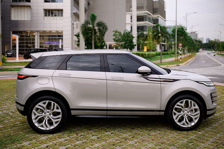 Tổng thể, Range Rover Evoque thế hệ mới gần như là phiên bản thu nhỏ của chiếc Velar về cả thiết kế bên ngoài và bên trong. Tuy nhiên, các đặc trưng của Evoque từ thế hệ trước vẫn được duy trì trên bản đời mới: đường gân chạy ngay dưới tay nắm cửa, mui xe dốc về sau, vòm bánh xe rộng, đèn phanh tích hợp trên cánh gió mui.
