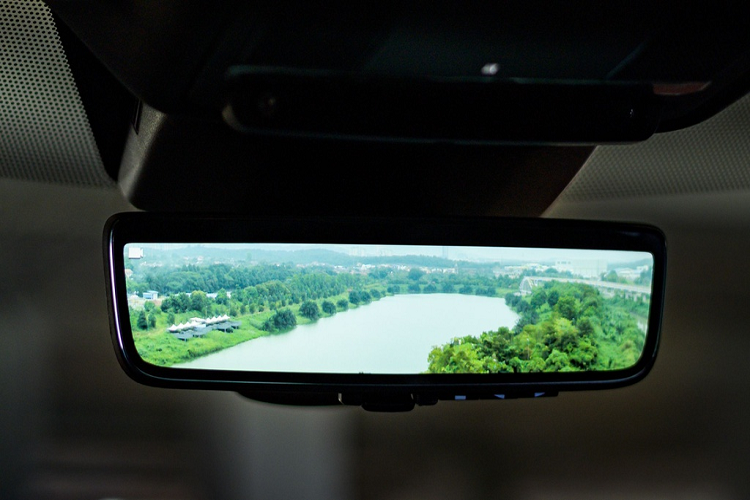 Tính năng an toàn trên Evoque mới bao gồm hỗ trợ giữ làn, cảnh báo người lái mất tập trung, hỗ trợ đỗ xe và cảnh báo cửa mở khi xe đang chạy. Bản R-Dynamic có thêm phanh tự động khẩn cấp, kiểm soát hành trình thích ứng và cảnh báo điểm mù.