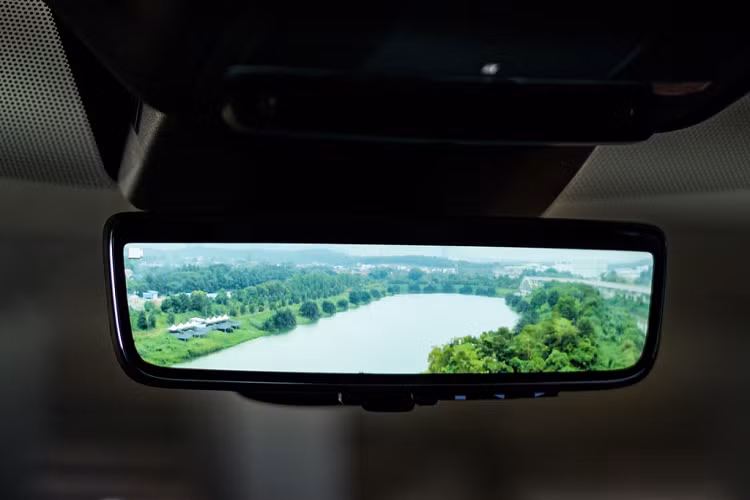 Tính năng an toàn trên Evoque mới bao gồm hỗ trợ giữ làn, cảnh báo người lái mất tập trung, hỗ trợ đỗ xe và cảnh báo cửa mở khi xe đang chạy. Bản R-Dynamic có thêm phanh tự động khẩn cấp, kiểm soát hành trình thích ứng và cảnh báo điểm mù.