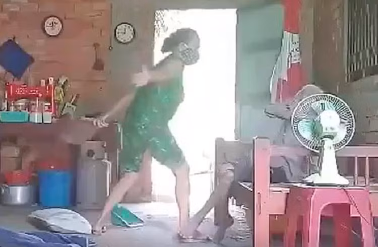 Khoi to, bat tam giam con gai xuc rac do len dau me o Long An-Hinh-2