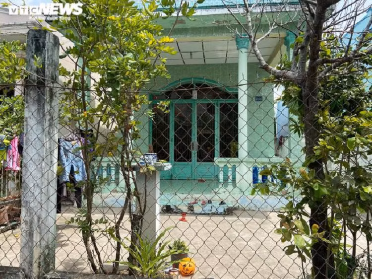 Khoi to, bat tam giam con gai xuc rac do len dau me o Long An