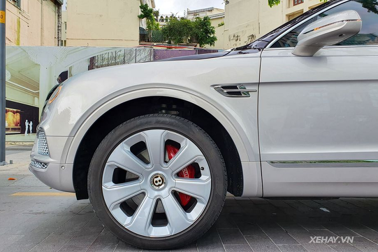 Bên cạnh đó, "Bộ cánh" ngoại thất cũng chính là điểm gây thu hút đặc biệt. Chiếc Bentley Bentayga Mulliner V8 được sơn phủ 2 tông màu tương phản với tên gọi Damson/Siver Storm. Đây cũng chính là màu sơn độc nhất trên Bentayga ở Việt Nam hiện tại.