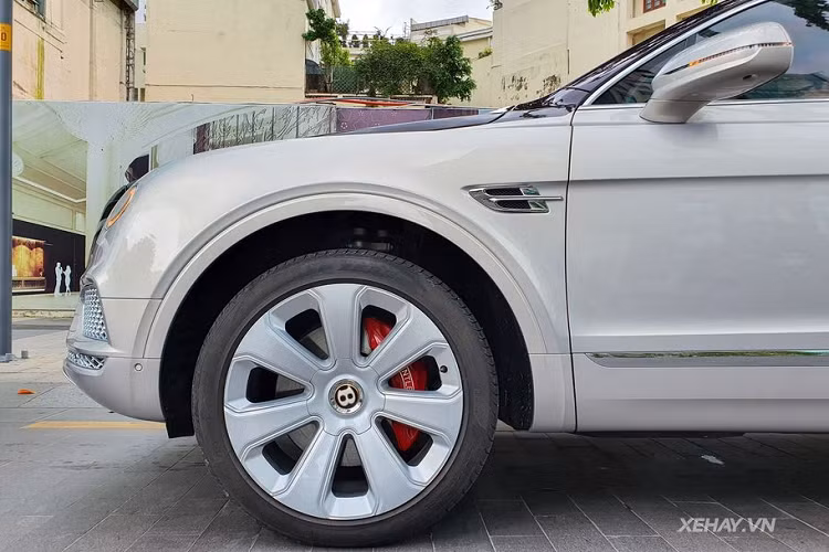 Bên cạnh đó, "Bộ cánh" ngoại thất cũng chính là điểm gây thu hút đặc biệt. Chiếc Bentley Bentayga Mulliner V8 được sơn phủ 2 tông màu tương phản với tên gọi Damson/Siver Storm. Đây cũng chính là màu sơn độc nhất trên Bentayga ở Việt Nam hiện tại.