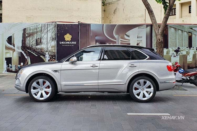 Khác với những chiếc Bentayga sử dụng động cơ W12 truyền thống, chiếc Bentayga này thuộc biến thể V8 tiết kiệm hơn. Điểm phân biệt giữa hai phiên bản này chỉ là chi tiết cụm 4 ống xả của bản V8 được thiết kế dẹt hình ovan lạ mắt. Ngoài ra, siêu phẩm Bentayga V8 cũng nhẹ hơn phiên bản W12 tới 45 kg.