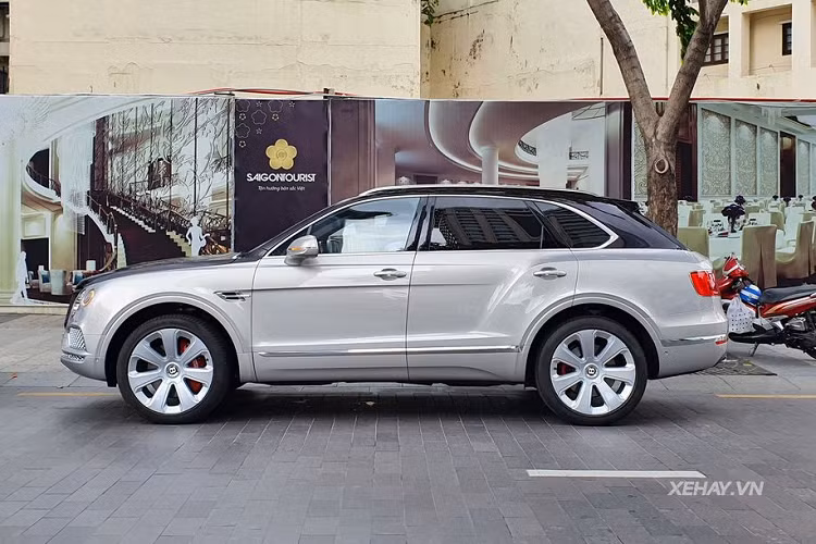 Khác với những chiếc Bentayga sử dụng động cơ W12 truyền thống, chiếc Bentayga này thuộc biến thể V8 tiết kiệm hơn. Điểm phân biệt giữa hai phiên bản này chỉ là chi tiết cụm 4 ống xả của bản V8 được thiết kế dẹt hình ovan lạ mắt. Ngoài ra, siêu phẩm Bentayga V8 cũng nhẹ hơn phiên bản W12 tới 45 kg.