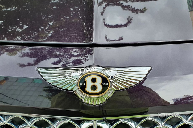 Thiết kế đặc trưng của Bentley Bentayga bản đặc biệt này là những đường nét có phần vuông vức kết hợp với những đường bo tròn quanh góc tạo nên một kiểu dáng vừa thể thao lại vừa sang trọng cho Bentayga. Mẫu xe này vẫn sở hữu kích thước đồ sộ, mặt ca lăng đan xen hình quả trám, hệ thống đèn led hình bầu dục, đuôi xe thiết kế dốc cùng cánh gió cố định trên nóc.