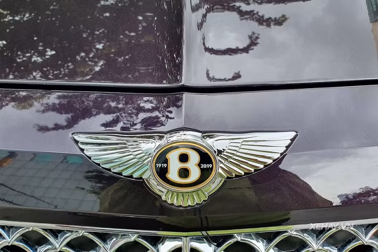 Thiết kế đặc trưng của Bentley Bentayga bản đặc biệt này là những đường nét có phần vuông vức kết hợp với những đường bo tròn quanh góc tạo nên một kiểu dáng vừa thể thao lại vừa sang trọng cho Bentayga. Mẫu xe này vẫn sở hữu kích thước đồ sộ, mặt ca lăng đan xen hình quả trám, hệ thống đèn led hình bầu dục, đuôi xe thiết kế dốc cùng cánh gió cố định trên nóc.