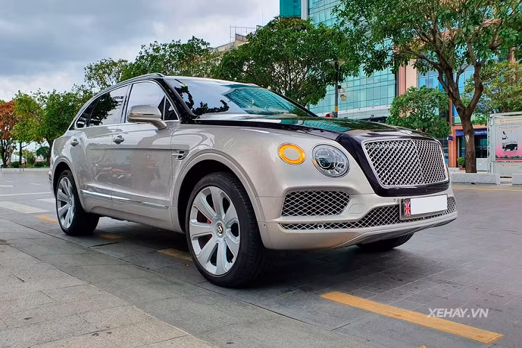 Thuộc phiên bản kỷ niệm 100 năm, do đó chiếc Bentayga này có một số chi tiết đặc trưng như logo Bentley với viền vàng Centenary Gold xuất hiện từ ngoài vào trong, bậc cửa logo cùng dòng số 1919 - 2019 phát sáng. Xe sử dụng khối động cơ V8 tăng áp kép 4.0L để cho ra công suất tối đa 542 mã lực và mô-men xoắn cực đại 770 Nm. Từ đó, Bentley Bentayga V8 có thể tăng tốc từ 0 - 100 km/h chỉ với 4,5 giây trước khi đạt vận tốc tối đa 289 km/h.