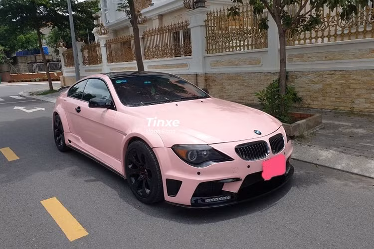 Mới đây, hình ảnh một chiếc xe thể thao BMW 6-Series thế hệ thứ 2 mang mã E63 xuất hiện trên đường phố Sài thành với ngoại thất màu hồng nữ tính đã lập tức gây sự chú ý với người đi đường cũng như cả cộng đồng mạng.