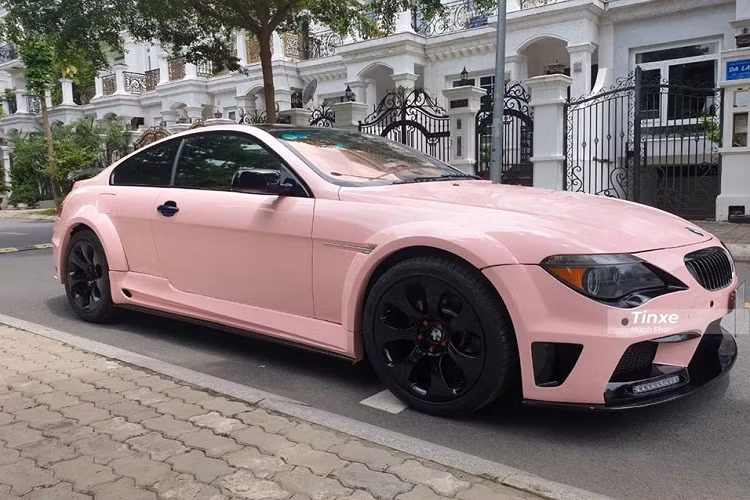 Diện mạo của chiếc xe thể thao BMW 6-Series đời cũ sau khi được tháy áo sang màu hồng cá tính. Bên cạnh đó, ngoại thất xe còn có bộ body kit rất cá tính và hầm hố bao gồm cản va trước có tích hợp dải đèn LED hai bên hông, mâm xe 7 chấu đơn sơn đen và cánh gió đuôi cố định khổng lồ.