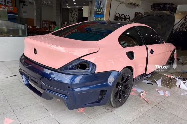 Dễ dàng nhận thấy rằng, màu sơn nguyên bản của chiếc xe thể thao hạng sang BMW 6-Series thế hệ thứ 2 trước khi chuyển sang bộ áo màu hồng chính là màu xanh dương.