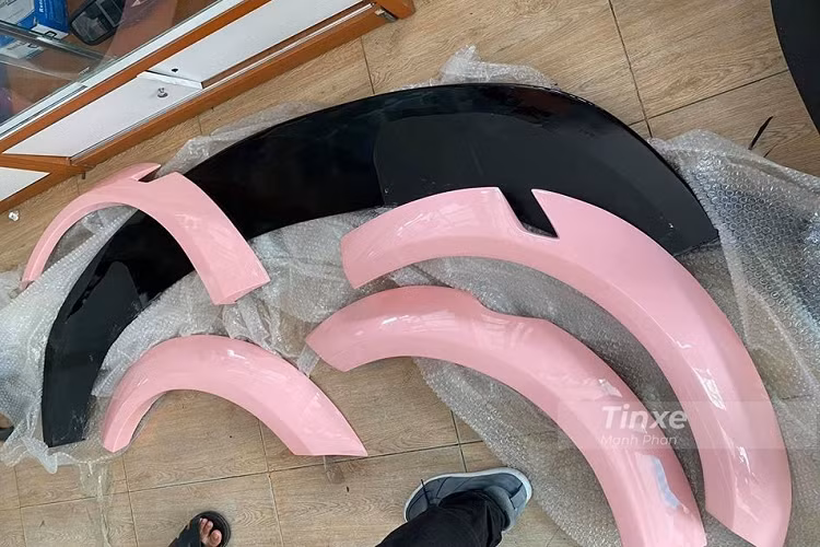 Những người thợ đã tháo bỏ một số chi tiết trên chiếc BMW 6-Series thế hệ thứ 2 để dán đề-cam màu hồng cho đẹp mắt nhất.