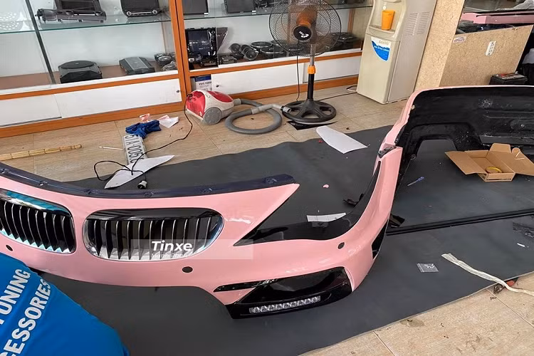 Mặt ca-lăng của chiếc xe BMW 6-Series màu hồng mang mã E63 này cũng được tháo rời khỏi xe để thay áo sang màu hồng. Các chi tiết độ giữ nguyên bản màu đen.