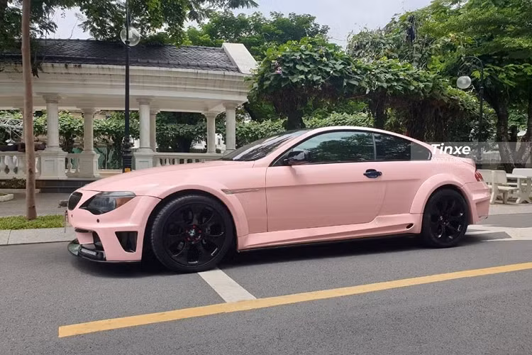 BMW 6-Series mang mã E63 được sản xuất từ năm 2003 đến 2010 thì dừng bán hàng, xe sử dụng chung nền tảng với E60 5 Series. Riêng phiên bản BMW 650i dán màu hồng này được sản xuất trong vòng 5 năm, từ năm 2006 đến 2010.