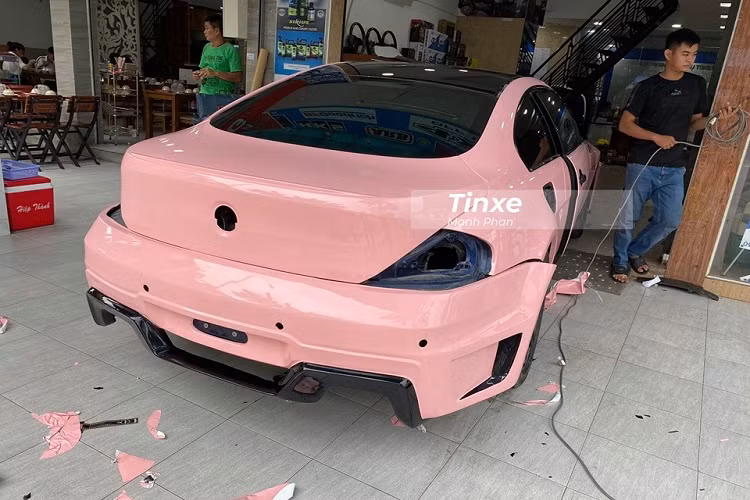 Công việc dán bộ áo màu hồng cho chiếc BMW 6-Series thế hệ thứ 2 mất khoảng 1 ngày thi công nhưng không rõ số tiền chủ nhân của xe bỏ ra để thay áo cho chiếc xe thể thao này.