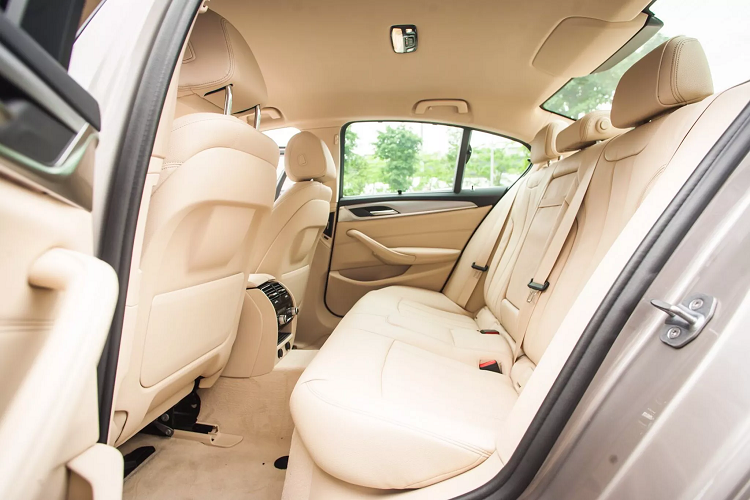 BMW 5 Series phiên bản 520i (G20) từng có giá bán niêm yết 2,389 tỷ đồng. Cùng với phiên bản 530i, phiên bản 520i được nhà phân phối giảm giá bán. So với giá bán ban đầu, BMW 520i đã giảm giá 590 triệu đồng.