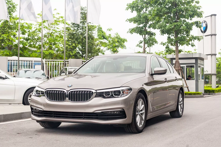 Có thể nói, BMW 520i tại Việt Nam là mẫu xe duy nhất trong phân khúc đang sở hữu giá bán hấp dẫn. Nếu so với “người đồng hương” Mercedes-Benz E 180 phiên bản thấp nhất đang có giá bán 2,050 tỷ đồng, thì BMW 520i rẻ hơn khoảng 250 triệu đồng!
