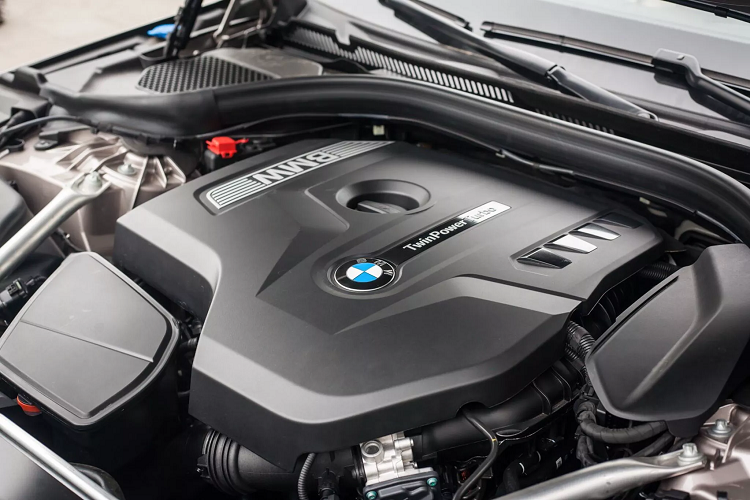Động thái giảm giá bán từ nhà phân phối của BMW tại Việt Nam có thể để “dọn đường” cho BMW 5 Series lô mới về Việt Nam, hứa hẹn sẽ có giá bán và trang bị hấp dẫn hơn. Thậm chí là BMW 5 Series phiên bản nâng cấp facelift (LCI) mới nhất của thế hệ 5 Series (G30), vốn đã được BMW giới thiệu hồi tháng 6 vừa qua với nhiều đổi mới về thiết kế đi kèm với nhiều công nghệ hấp dẫn.