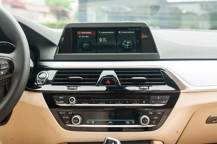 BMW 520i giảm giá mạnh là một tin vui đối với khách hàng đang có nhu cầu mua xe mới, tuy nhiên những khách hàng đã mua xe sẽ không cảm thấy vui vẻ vì điều này, khi xe của họ bị “mất giá” một phần sau khi hãng giảm giá sâu cho xe mới.