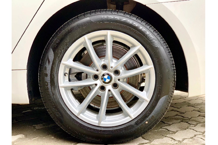 Phiên bản BMW 520i sử dụng động cơ 1.6L tăng áp cho công suất tối đa 170 mã lực và mômen xoắn cực đại 250 Nm. Sử dụng kết hợp với hộp số tự động 8 cấp Steptronic và hệ dẫn động cầu sau.