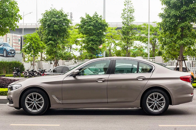 Giá xe BMW 520i thậm chí còn tiệm cận giá bán của dòng sedan hạng sang cỡ nhỏ được định vị thấp hơn như Mercedes-Benz phiên bản C200 Exclusive 2020 đang có giá 1,729 tỷ đồng, đồng thời rẻ hơn so với phiên bản C 300 AMG đang có giá 1,939 tỷ đồng.