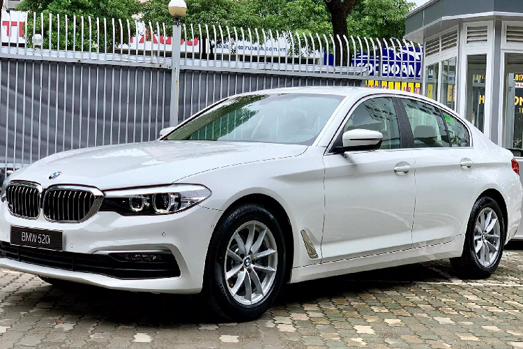 Hồi cuối tháng 6 năm nay, BMW 5 Series phiên bản 520i đã gây bất ngờ khi được THACO BMW giảm giá trực tiếp tới 390 triệu đồng với giá bán sau giảm chỉ còn 1,999 tỷ đồng. Hiện tại, giá bán thực tế của BMW 520i còn giảm hơn thế nữa. Theo tìm hiểu, BMW 520i hiện đang được giảm giá 200 triệu đồng, chỉ còn 1,799 tỷ đồng.
